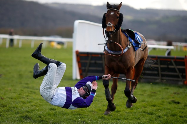 O atleta Jeremiah McGrath é fotografado no momento que cai de seu cavalo durante uma competição de hipismo em Tauton, Inglaterra - 02/03/2017
