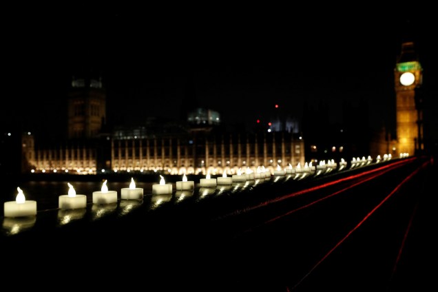 Velas são acesas sobre a ponte de Westminster em homenagem às vítimas do ataque terrorista em Londres - 23/03/2017