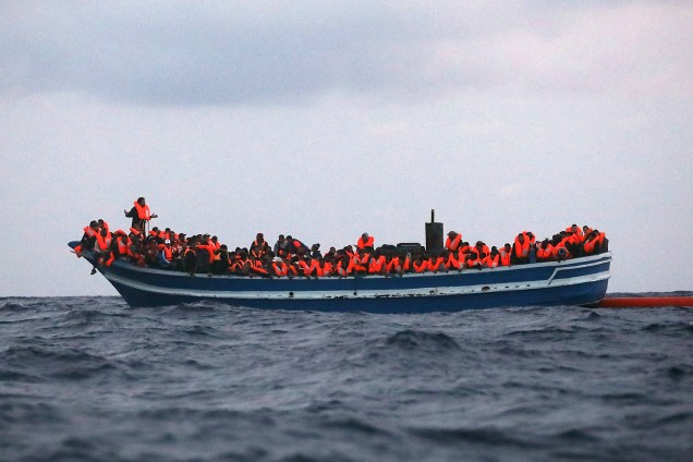 Barco de madeira com 400 migrantes tenta ir da Líbia para a Espanha - 29/03/2017