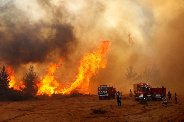 Bombeiros trabalham para apagar um incêndio florestal em Valparaíso, no Chile - 13/03/2017