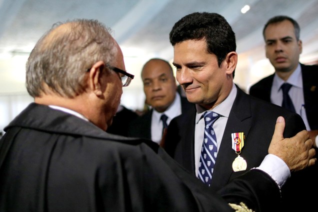 O juiz Sérgio Moro recebe nesta quinta (30) a Ordem do Mérito Judiciário Militar, no Clube do Exército, em Brasília, sendo esta a terceira condecoração concedida a ele - 30/03/2017
