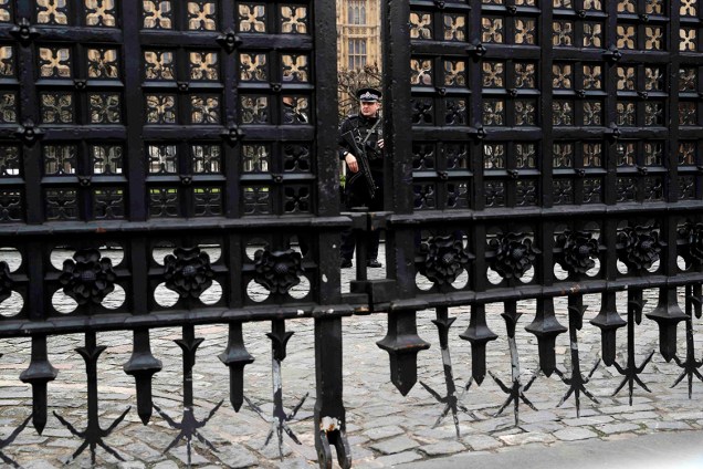 Policial armado guarda o portão do Parlamento inglês, em Londres - 24/03/2017
