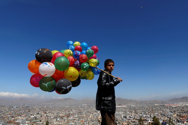 Menino vende balões durante as celebrações da chegada da primavera e do ano novo persa em Cabul, no Afeganistão - 23/03/2017