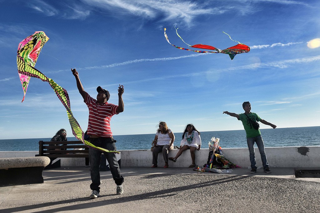 Mexicanos aproveitam o clima para empiar pipas na cidade de Puerto Peñasco, no estado de Sonora