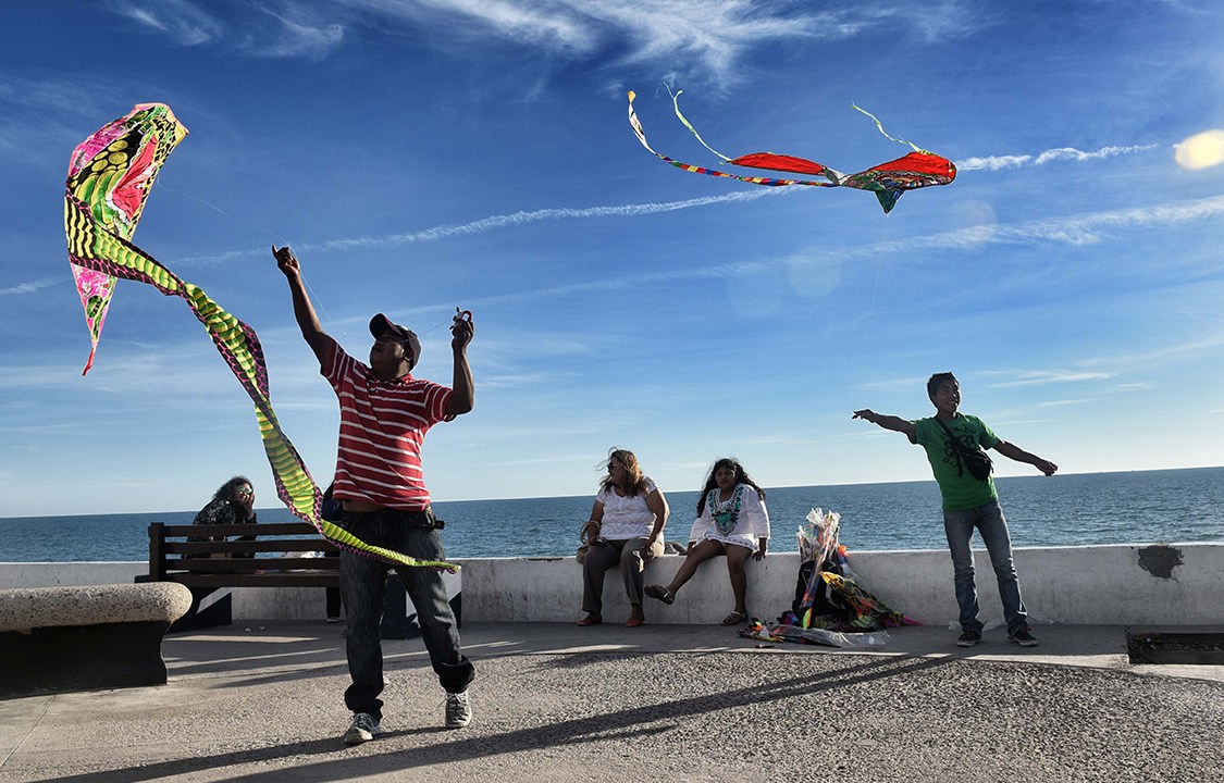 Mexicanos aproveitam o clima para empiar pipas na cidade de Puerto Peñasco, no estado de Sonora