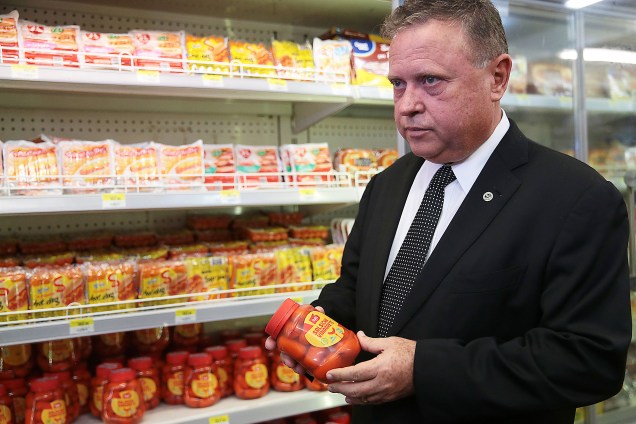Ministro da Agricultura, Blairo Maggi, acompanha fiscalização de produtos feitos de carnes em supermercado de Brasília (DF) - 22/03/2017