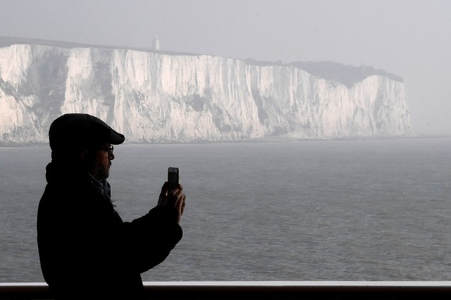 Turista fotografa canal que separa Calais, na França, e Dover, na Grã-Bretanha - 27/03/2017