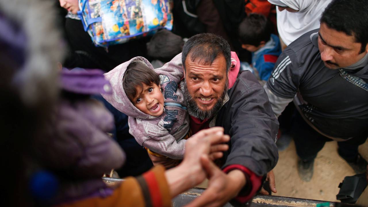 Imagens do dia - Desabrigados iraquianos tentam fugir das zonas de conflito em Mosul