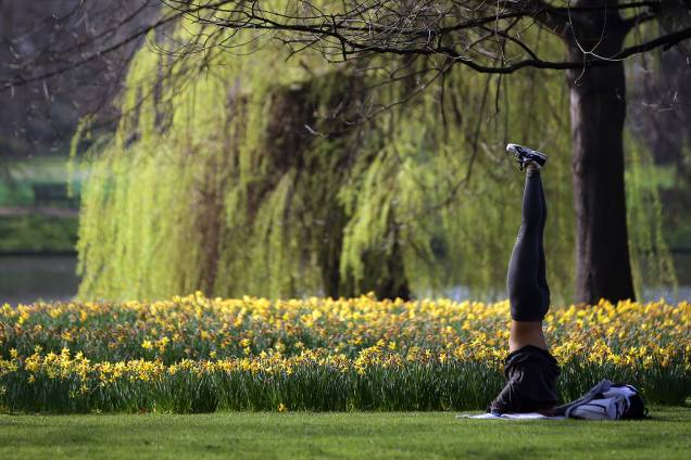 Mulher se exercita no parque St. James em Londres, Inglaterra - 16/03/2017 Mulher se exercita no parque St. James em Londres, Inglaterra - 16/03/2017
