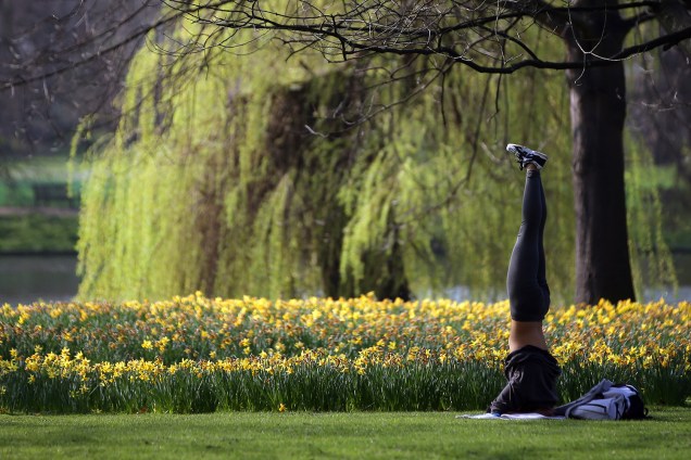 Mulher se exercita no parque St. James em Londres, Inglaterra - 16/03/2017