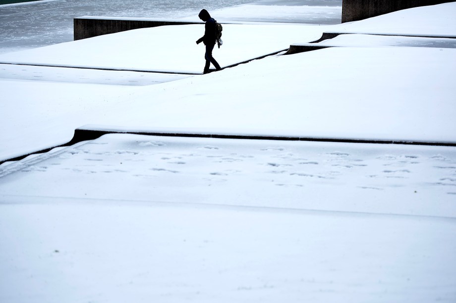 Turista enfrenta a neve após a tempestade de inverno "Stella", no parque National Mall em Washington, D.C., E.U.A - 14/03/2017
