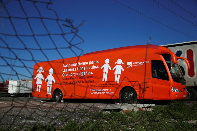 Ônibus com mensagem anti-transgênero é fotografado em Madri, Espanha, com as frases "Os meninos têm pênis. As meninas tem vaginas. Não deixe que te enganem. Se nasce homem, é homem. Se nasce mulher, sempre o será" - Imagem divulgada em 02/03/2017