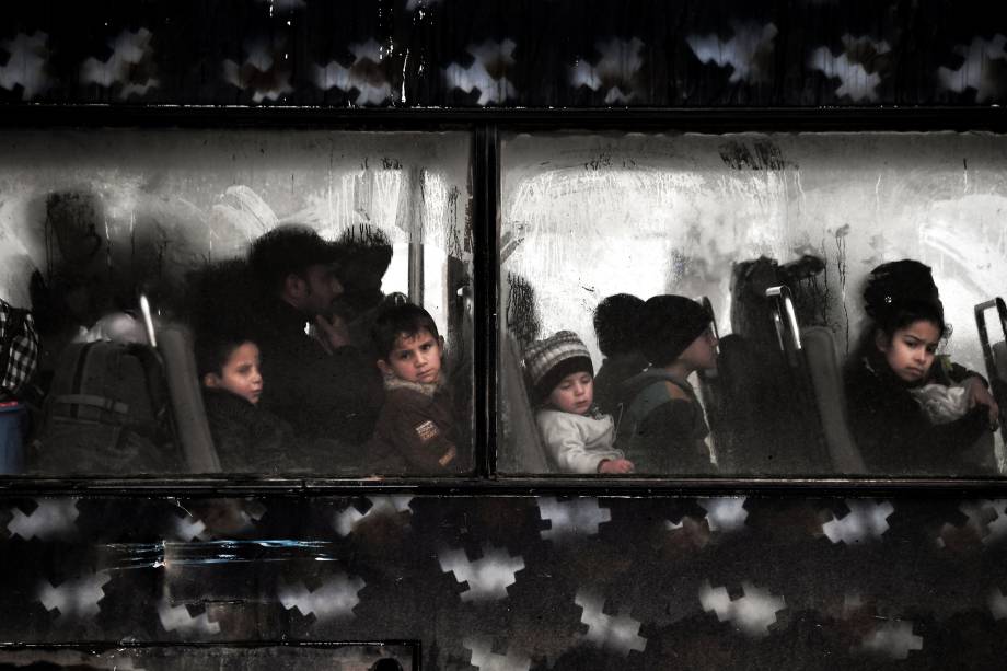 Crianças refugiadas evacuam bairro em Mossul durante ofensiva das Forças Iraquianas contra o Estado Islâmico - 16/03/2017