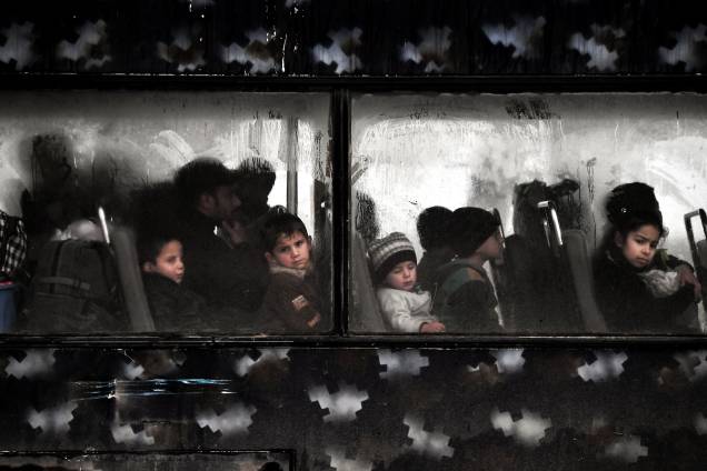 Crianças refugiadas evacuam bairro em Mossul durante ofensiva das Forças Iraquianas contra o Estado Islâmico - 16/03/2017 Crianças refugiadas evacuam bairro em Mossul durante ofensiva das Forças Iraquianas contra o Estado Islâmico - 16/03/2017