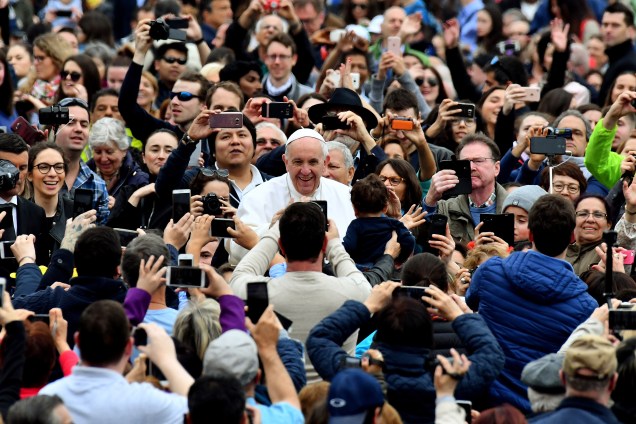 Papa Francisco é recebido por fiéis católicos durante audiência semanal no Vaticano - 22/03/2017