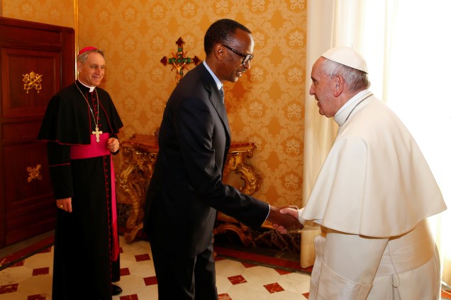 O presidente do Ruanda, Paul Kagame, é recebido pelo Papa Francisco durante reunião privada no Vaticano - 20/03/2017