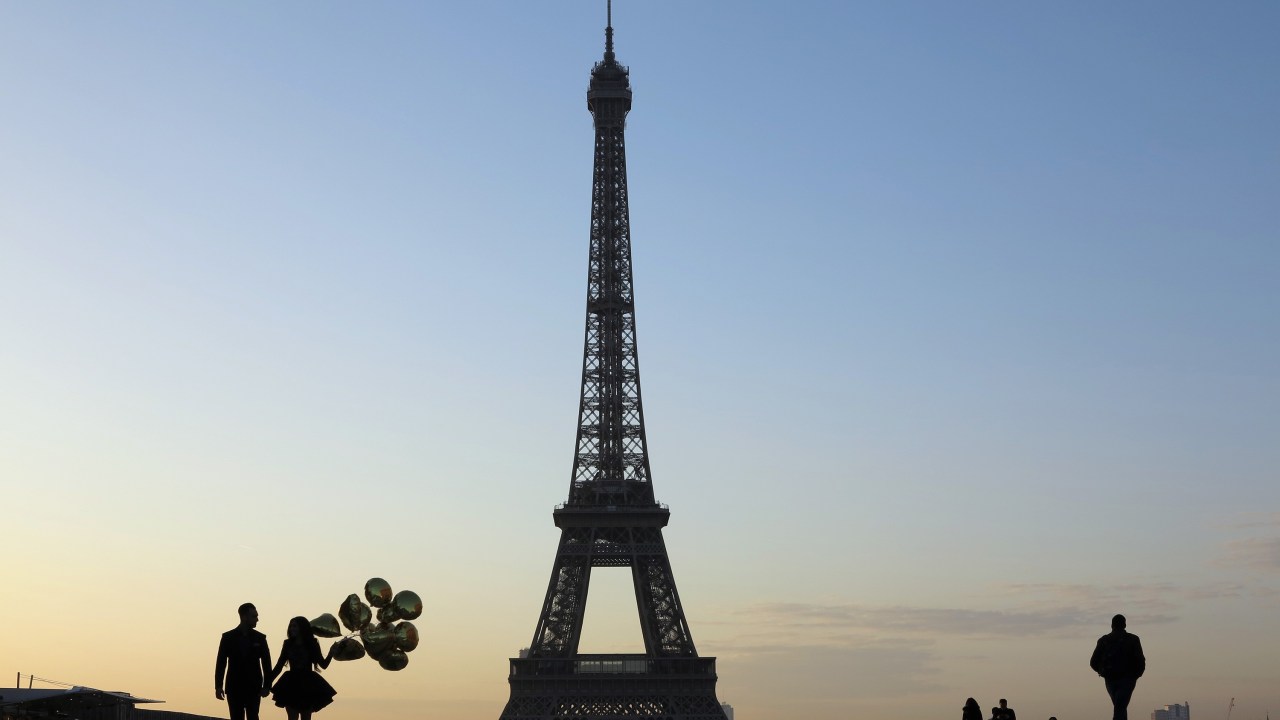 Imagens do dia - Torre Eiffel ao amanhecer em Paris