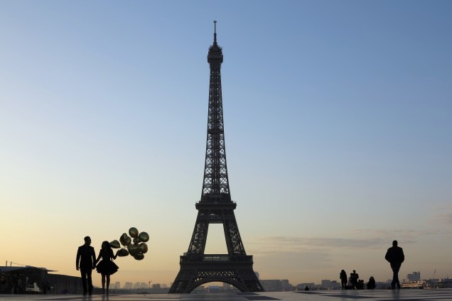 Turistas são fotografados ao amanhecer na Praça do Trocadero nos arredores da torre Eiffel em Paris, na França - 28/03/2017