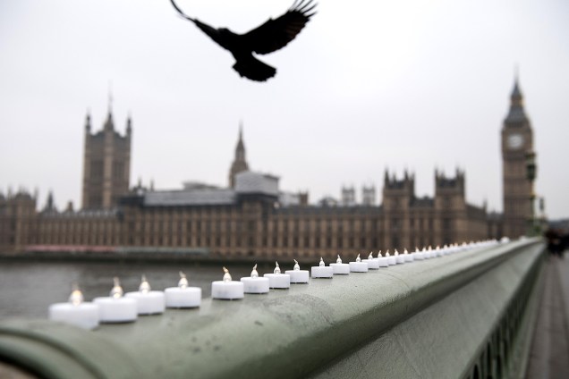 Pássaro sobrevoa as velas deixadas na ponte Westminster, que homenageiam os mortos no atentado da última quarta-feira (22) em Londres, Inglaterra - 24/03/2017