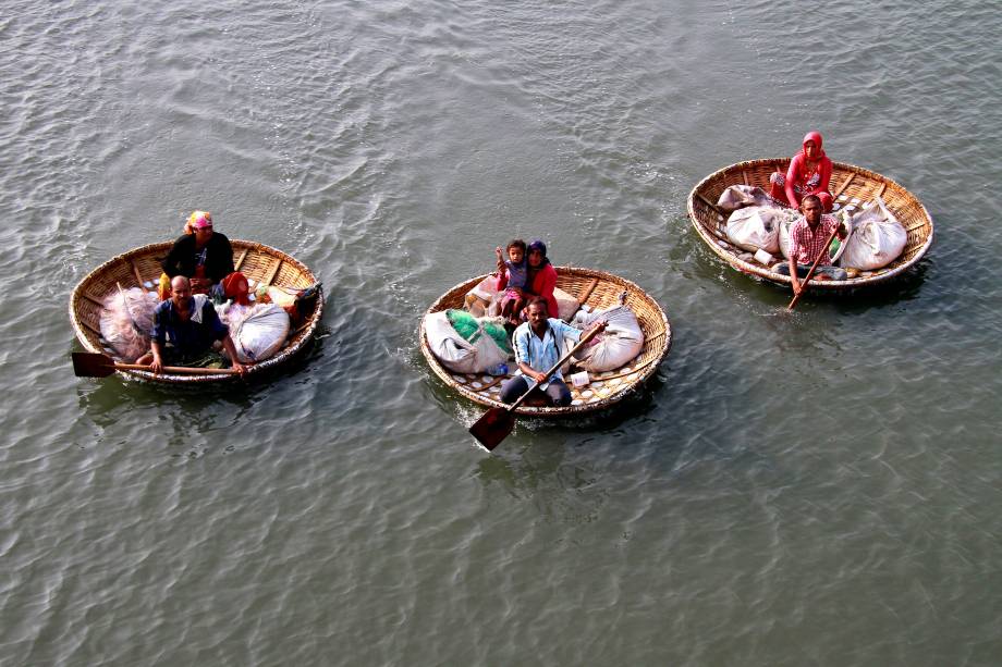 Pescadores remam com suas famílias no lago Vembanad em Kochi, Índia -27/03/2017