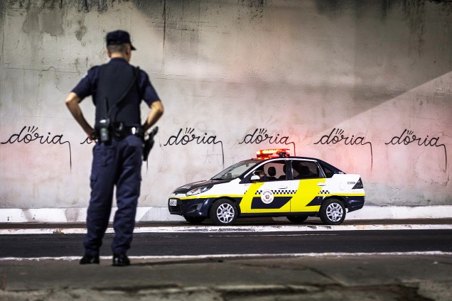 O muro da Avenida 23 de Maio sob o viaduto Vergueiro, na Zona Sul de São Paulo, foi pichado novamente com provocação ao prefeito João Doria