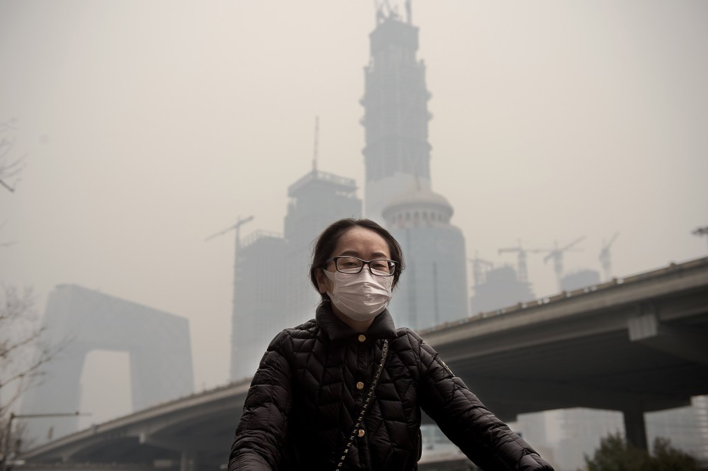 Imagens do dia - Chineses usam máscara para se proteger da poluição do ar