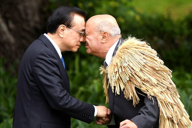 Em visita a Nova Zelândia o Premier da China, Li Keqiang, cumprimenta um senhor Maori ao chegar na Casa do Governo em Wellington -27/03/2017