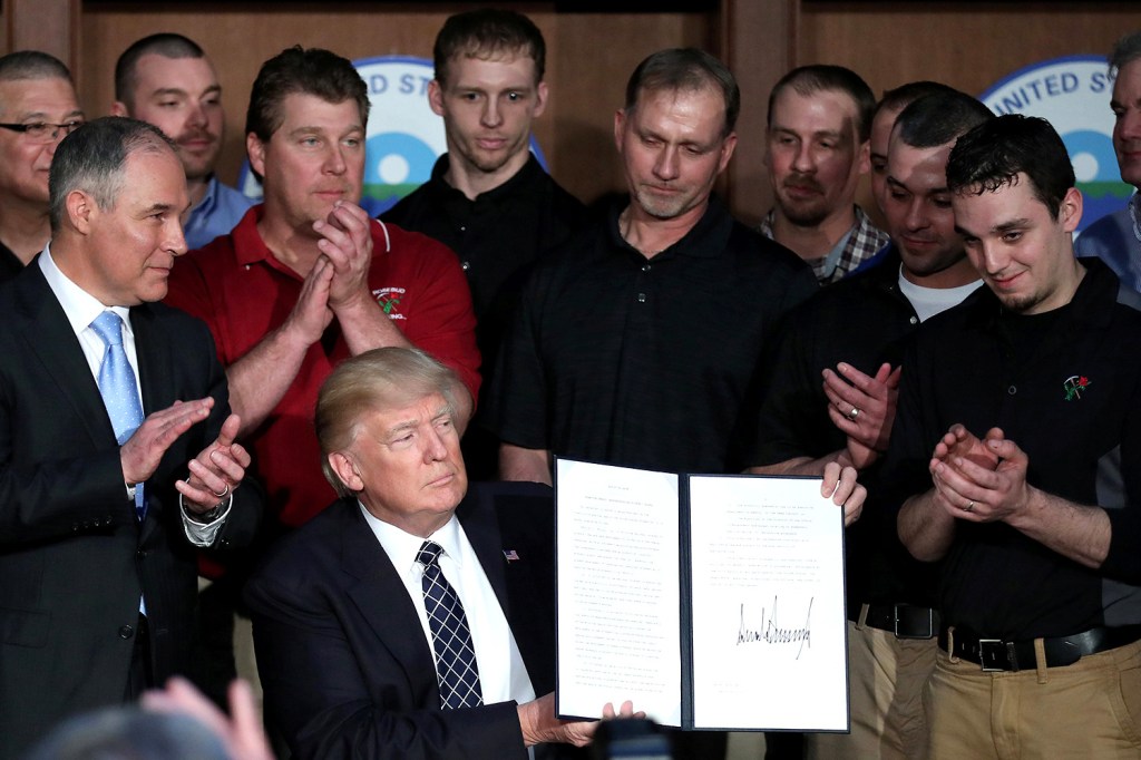 Presidente dos Estados Unidos, Donald Trump, assina ordem executiva de "Independência de Energia" em cerimônia na EPA - 28/03/2017