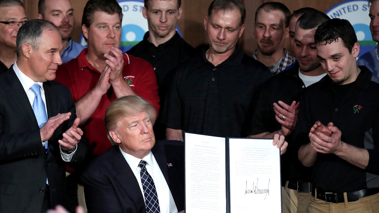 Presidente dos Estados Unidos, Donald Trump, assina ordem executiva de "Independência de Energia" em cerimônia na EPA - 28/03/2017