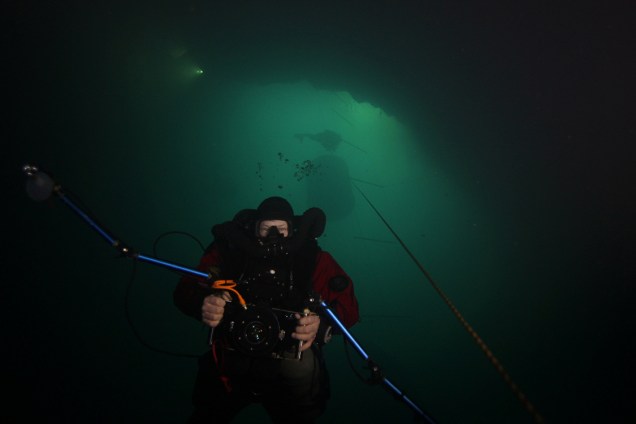 Mergulhador explora caverna mais profunda do mundo, registrada recentemente na República Tcheca - 31/03/2017
