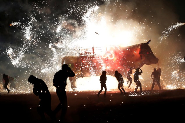 Mexicanos comemoram o dia de San Juan de Dios com fogos de artifício saindo do tradicional "Torito", em Tultepec, México - 09/03/2017