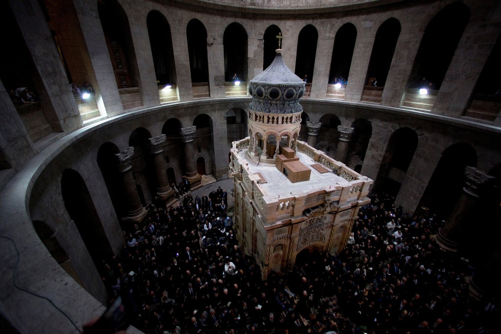 Imagens do dia - Túmulo de Jesus é restaurado em Jerusalém