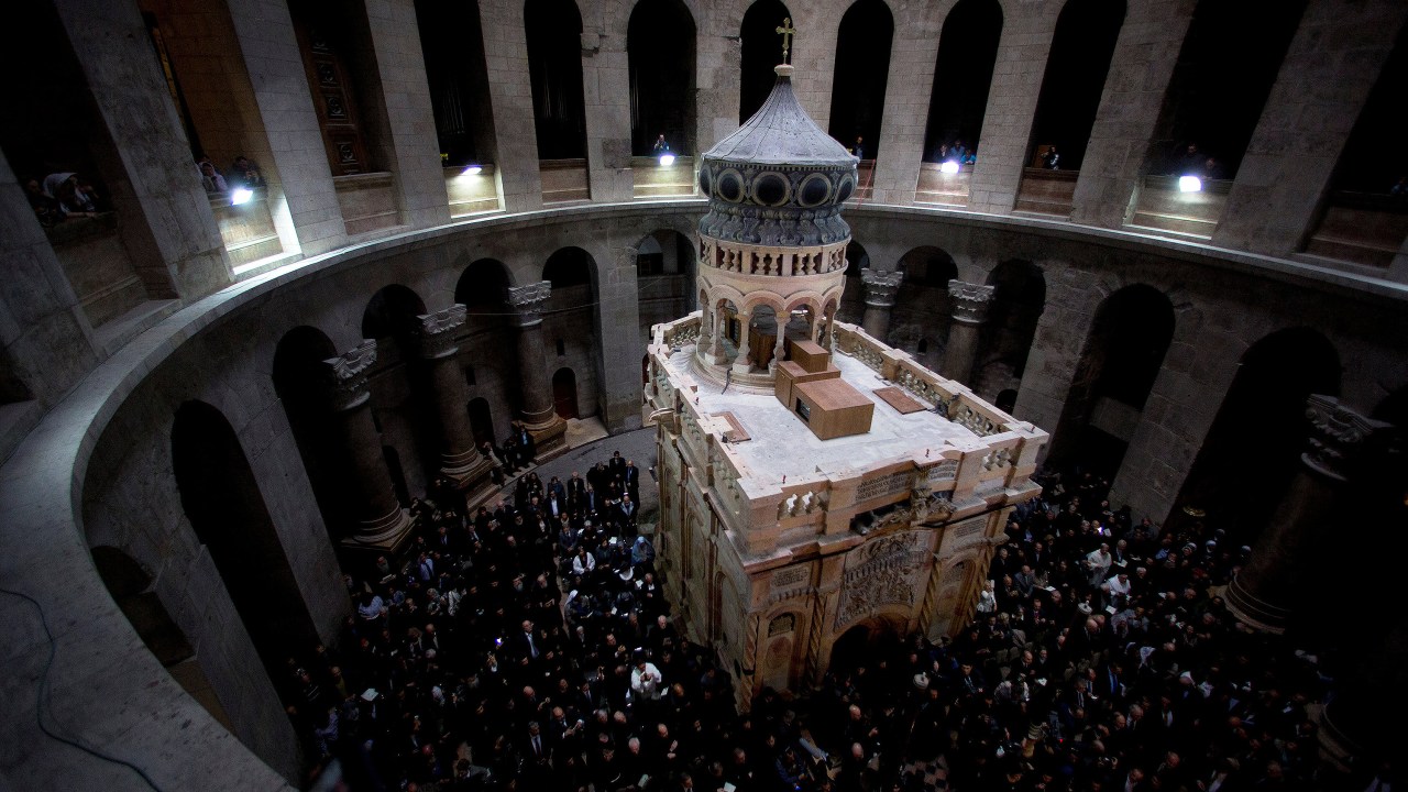 Imagens do dia - Túmulo de Jesus é restaurado em Jerusalém