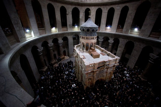 Cerimônia marca o fim do trabalho da restauração do local que segundo a tradição cristã abriga o túmulo onde Jesus foi sepultado na igreja do Santo Sepulcro, em Jerusalém

 