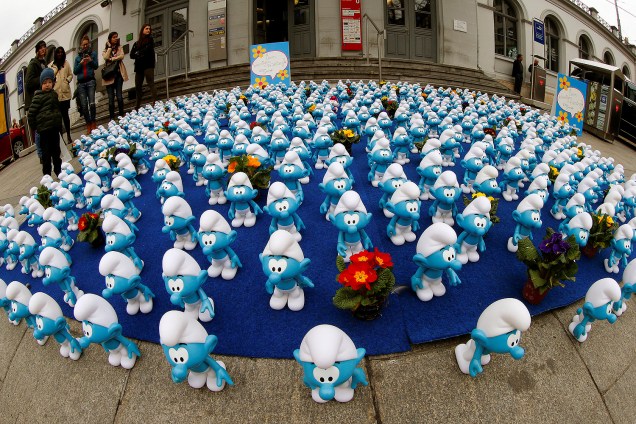 Vários bonecos dos Smurfs foram colocados em frente à estação ferroviária de Zurique para promover o próximo filme da franquia, na Suíça - 21/03/2017