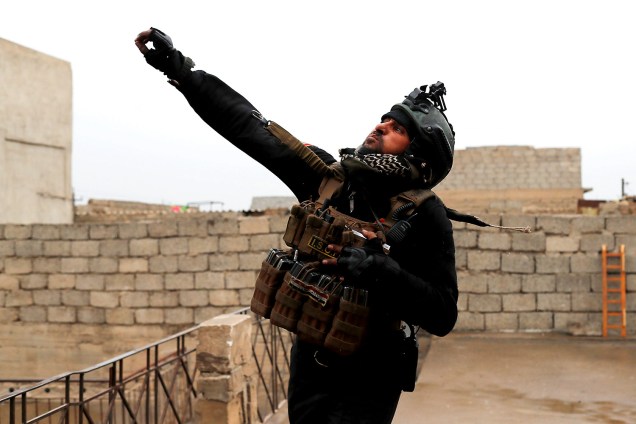 Soldado iraquiano joga granada durante confronto com o Estado Islâmico em Mossul, Iraque - 02/03/2017