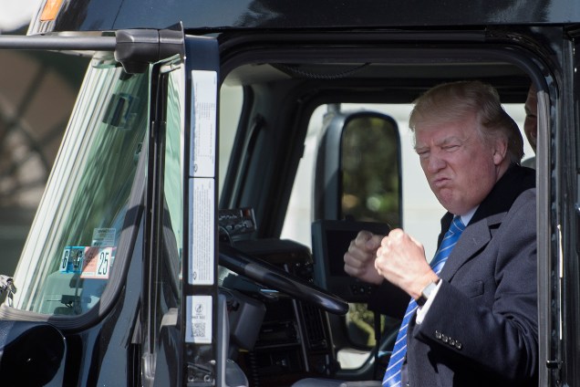 O presidente dos Estados Unidos, Donald Trump, senta-se na boleia de um caminhão, enquanto dá as boas-vindas a caminhoneiros e e donos de empresas do setor na Casa Branca em Washington - 23/03/2017