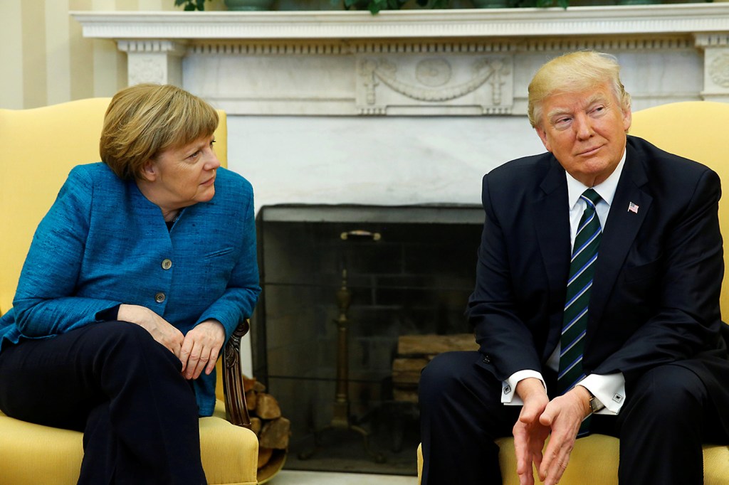 O presidente dos Estados Unidos, Donald Trump, se encontra com a chanceller da Alemanha, Angela Merkel, no Salão Oval da Casa Branca, em Washington, D.C. - 17/03/2017