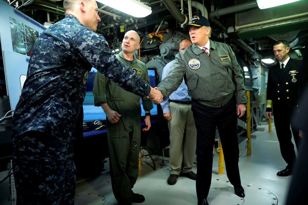 <span>O presidente dos Estados Unidos, Donald Trump, visita o Centro de Direção de Combate no porta-aviões USS Gerald R. Ford, em Newport News, Virgínia - 02/03/2017</span>