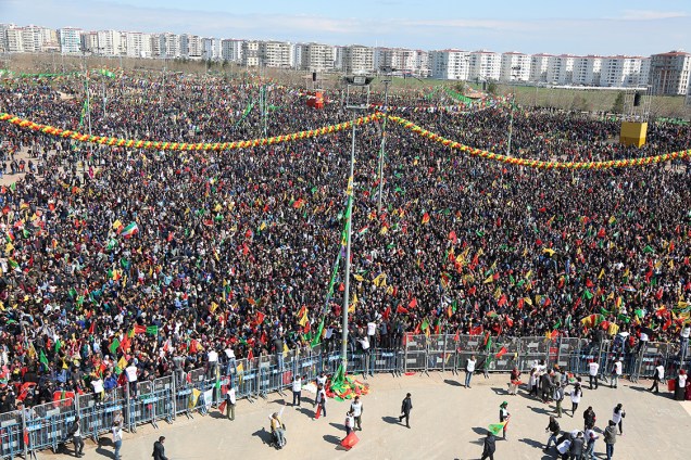 Povo se reúne no centro de Diyabakir para comemorar o festival de Newroz, que marca o início da primavera e ano novo astrológico, na Turquia - 21/03/2017