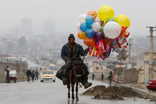Homem vende balões durante as celebrações do Dia de Newroz, festival que marca a chegada da primavera e ano novo persa, em Cabul, no Afeganistão - 21/03/2017