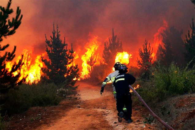 Bombeiros combatem um incêndio florestal em Valparaiso, um dos piores já registrados no Chile - 12/03/2017