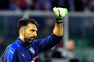 Goleiro Gianluigi Buffon, durante aquecimento antes da partida contra Albânia, válida pelas eliminatórias do Copa do Mundo