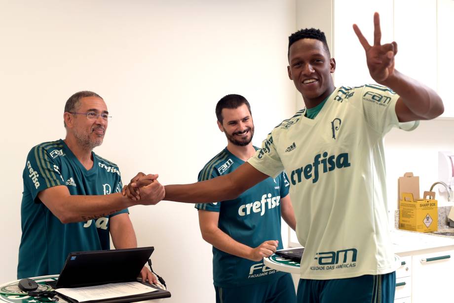 Altamiro Bottino e Thiago Santi brincam com o colombiano Yerry Mina