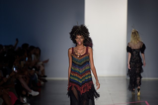 Modelos desfilam pela marca da estilista Isabela Capeto, na 43ª edição do São Paulo Fashion Week, na Bienal do Ibirapuera