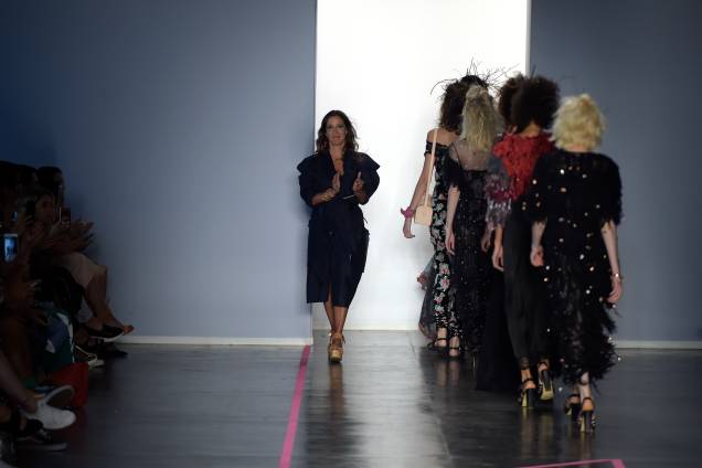 Estilist Isabela Capeto se apresenta após desfile de sua autoria, na 43ª edição da São Paulo Fashion Week, na Bienal do Ibirapuera Estilist Isabela Capeto se apresenta após desfile de sua autoria, na 43ª edição da São Paulo Fashion Week, na Bienal do Ibirapuera