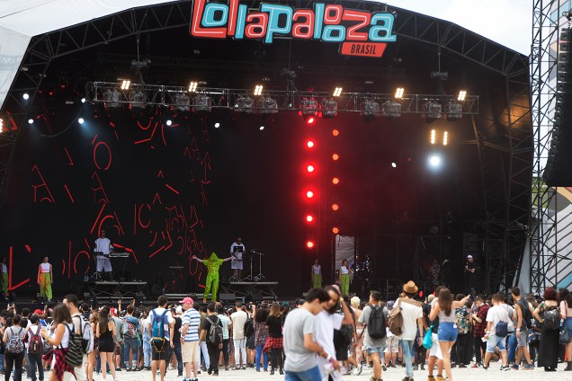 Jaloo abre o palco AXE da 6ª edição do Lollapalooza no autódromo de Interlagos