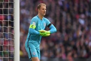 Goleiro inglês Joe Hart se atenta à partida contra Lituânia, válida pelo qualificatório para a Copa do Mundo 2018