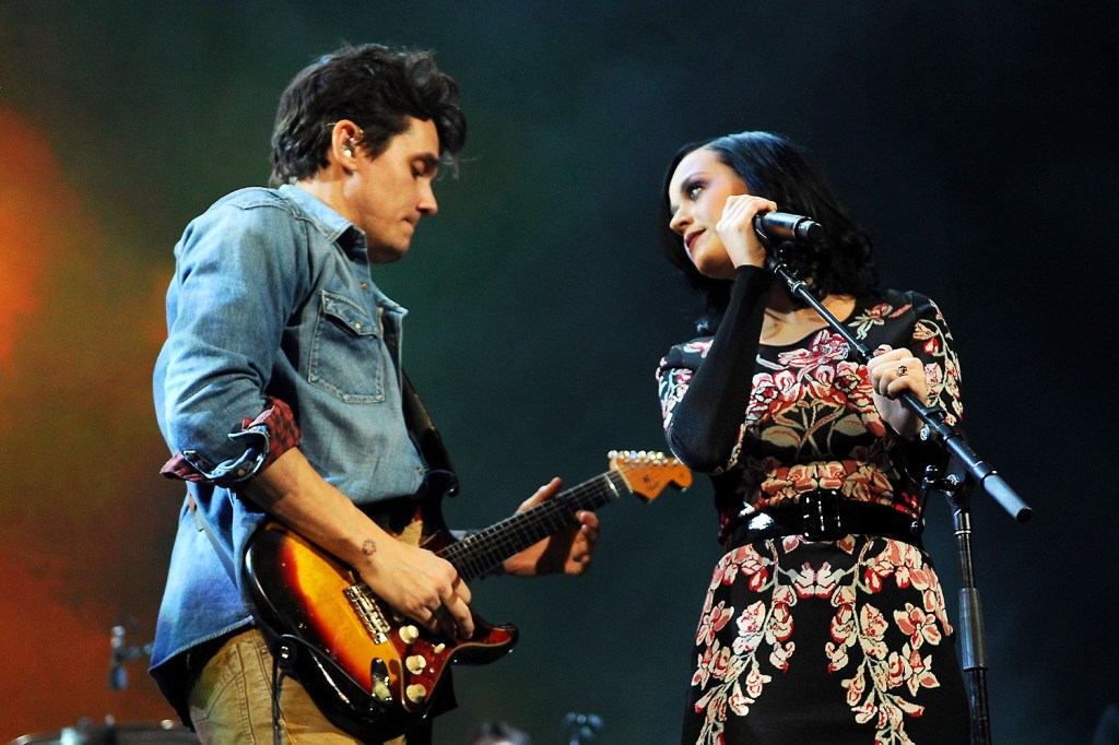 Katy Perry e John Mayer tocam juntos no Barclays Center no Brooklyn, na cidade de Nova York - 17/12/2013