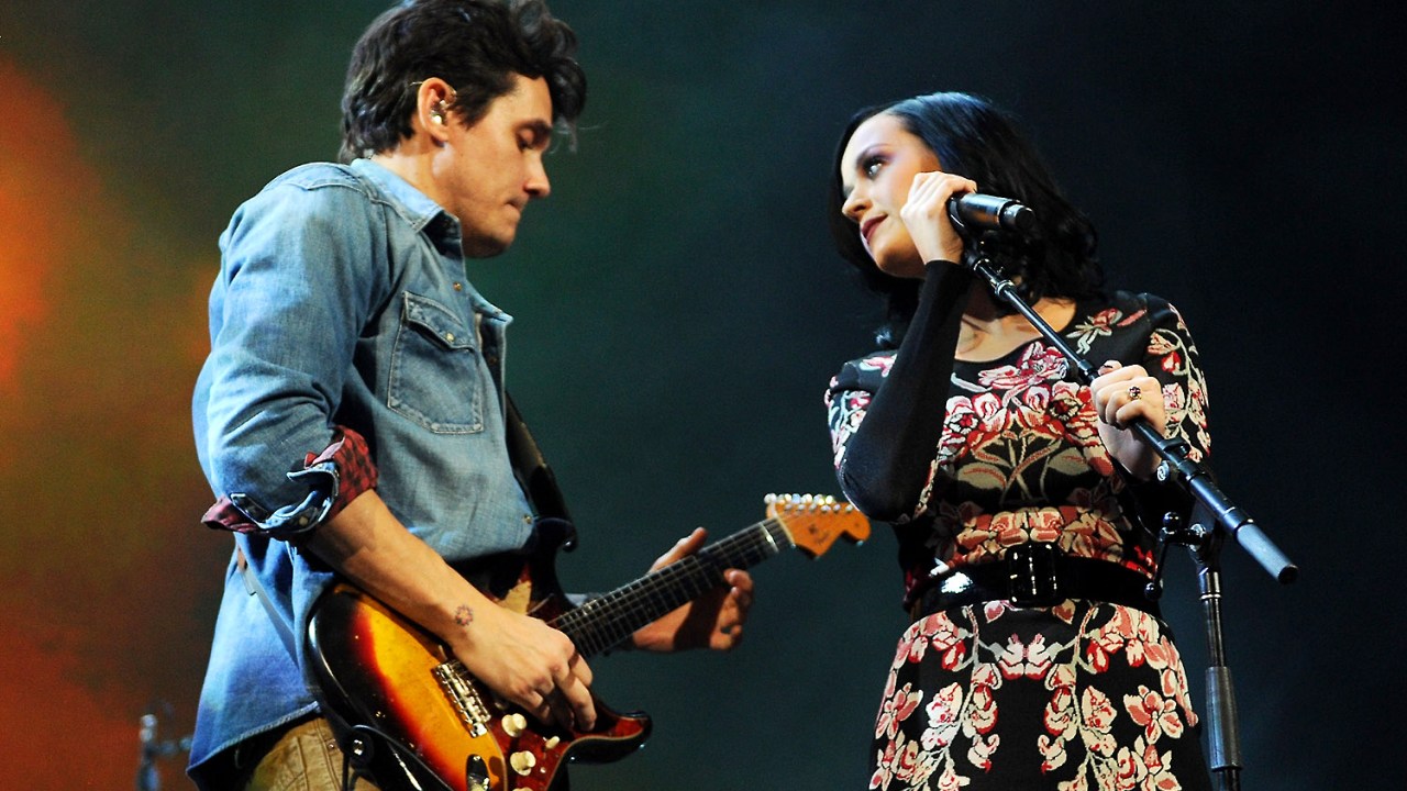 Katy Perry e John Mayer tocam juntos no Barclays Center no Brooklyn, na cidade de Nova York - 17/12/2013